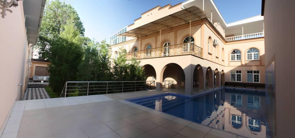 Swimming-pool of house for rent at hotel grand mir area in Tashkent