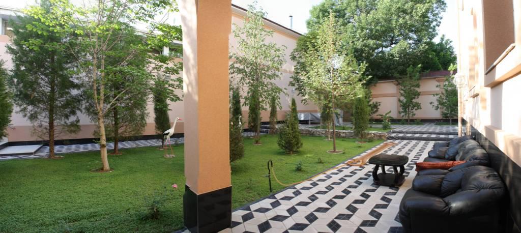 Garden of house at hotel grand mir area for rent in tashkent